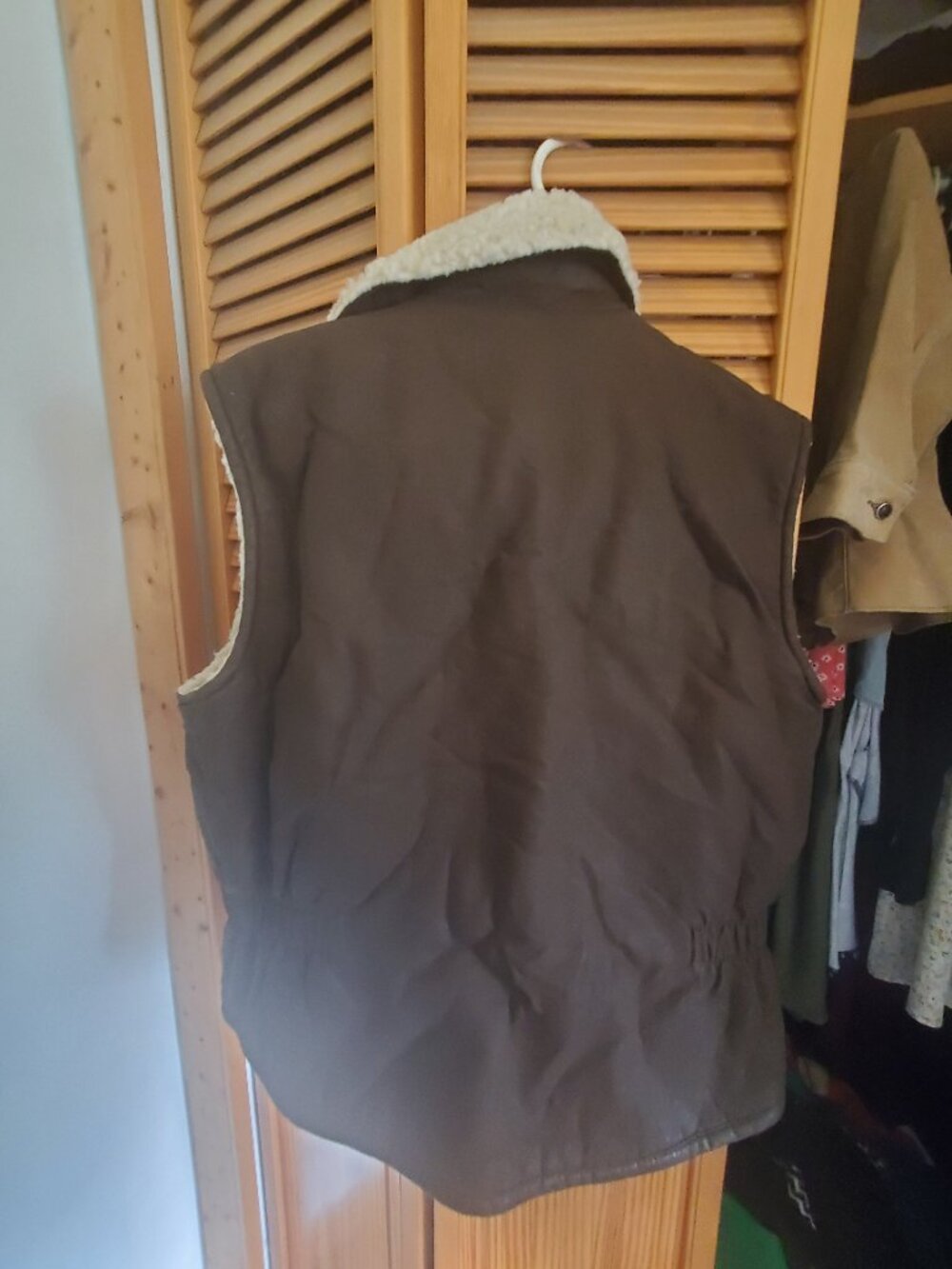 Reversible shearling vest - Picture 2 of 4